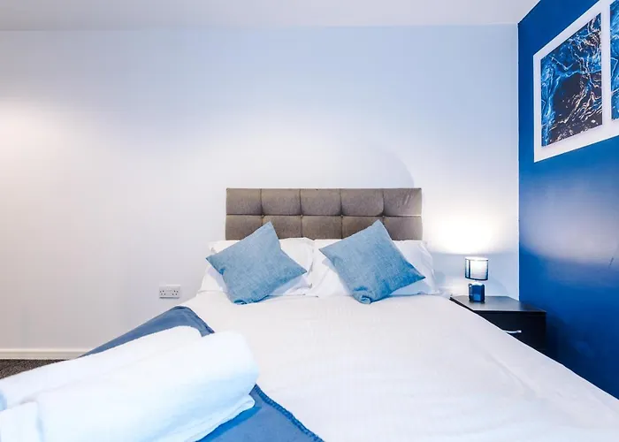 2 Bed Apartment With Balcony Private Parking Near Etihad Stadium, Coop Live